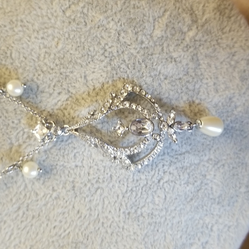 PARTICULARLY NOTICABLE❣️ Carolee silver, pearl, and crystal necklace - Picture 2 of 8